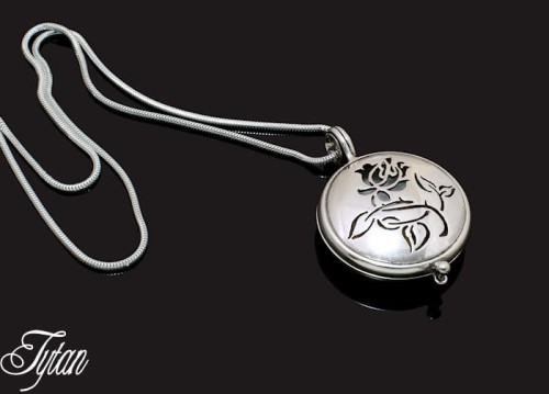 Medalion ze srebra - sekretnik Róża na łańcuszku - grawer