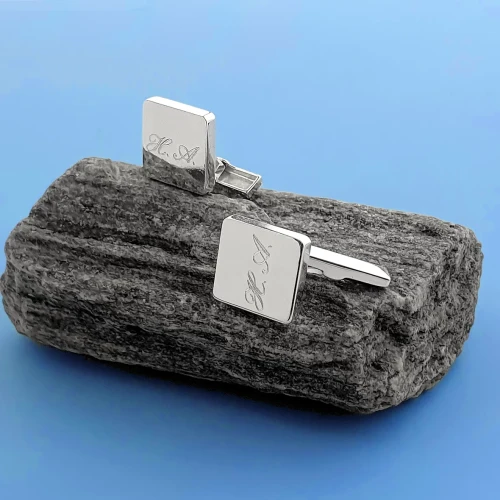 srebrne-kwadratowe-spinki-z-grawerunkiem-inicjalow-na-prezent.webp
