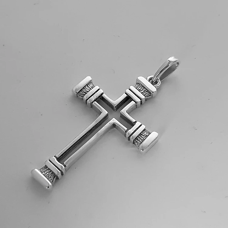 zawieszka-srebrny-duzy-krzyż-bizuteria-meska.webp