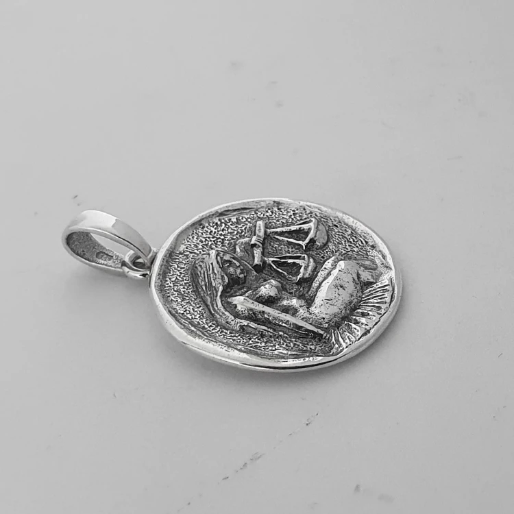 srebrny-wisiorek-znak-zodiaku-waga-personalizowany.webp