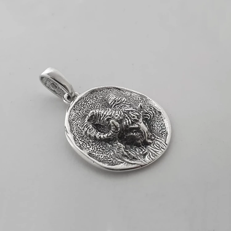 srebrny-wisiorek-znak-zodiaku-baran-personalizowany.webp