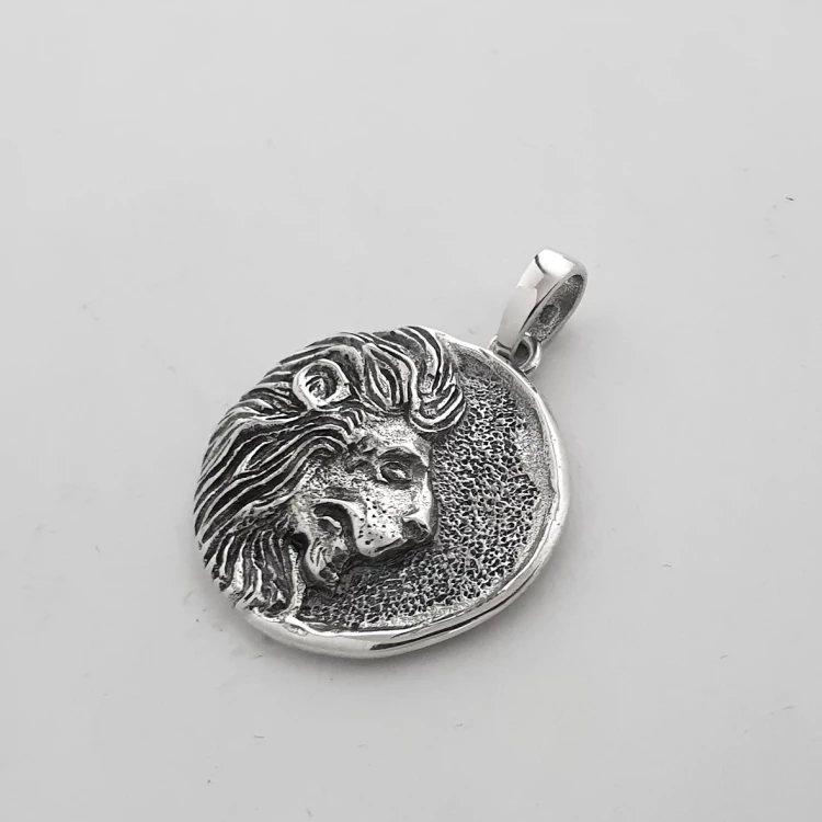 srebrna-zawieszka-zodiak-lew-z-grawerem.webp