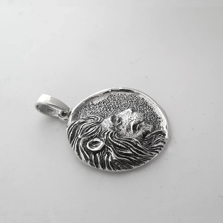 srebrny-wisiorek-znak-zodiaku-lew-personalizowany.webp