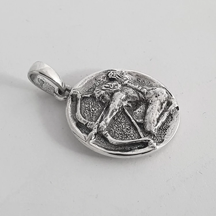 srebrny-wisiorek-znak-zodiaku-strzelec-personalizowany.webp