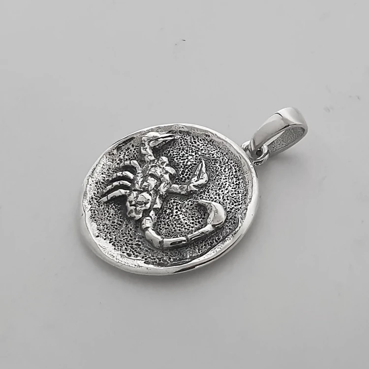 srebrna-zawieszka-zodiak-skorpion-z-grawerem.webp