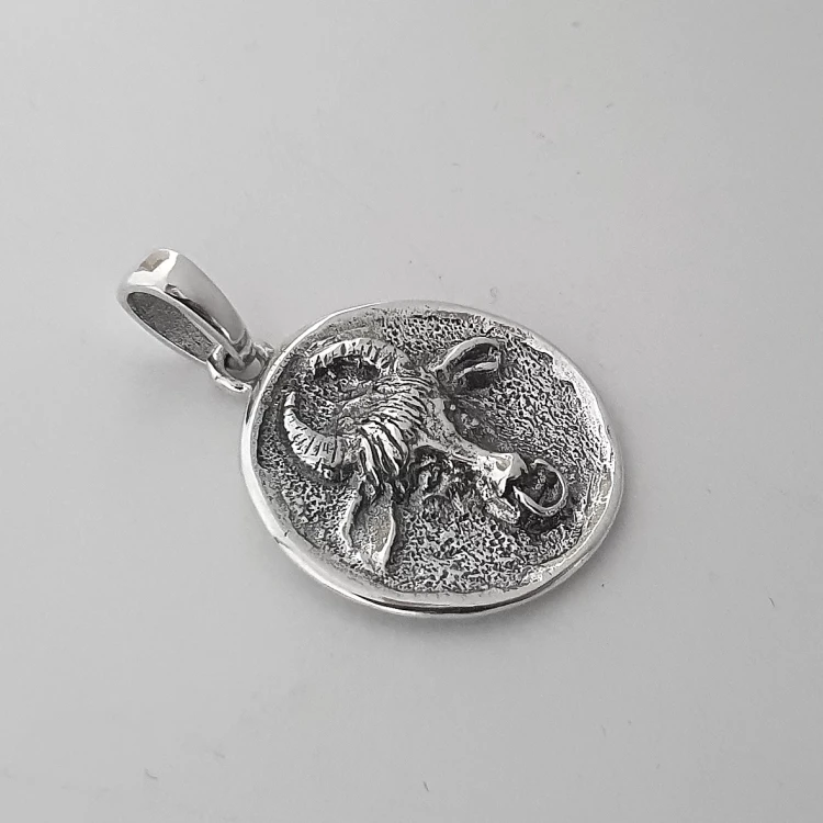 srebrny-wisiorek-znak-zodiaku-byk-personalizowany.webp
