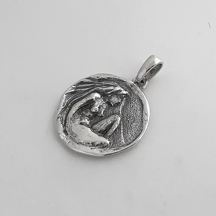 srebrna-zawieszka-zodiak-panna-z-grawerem.webp