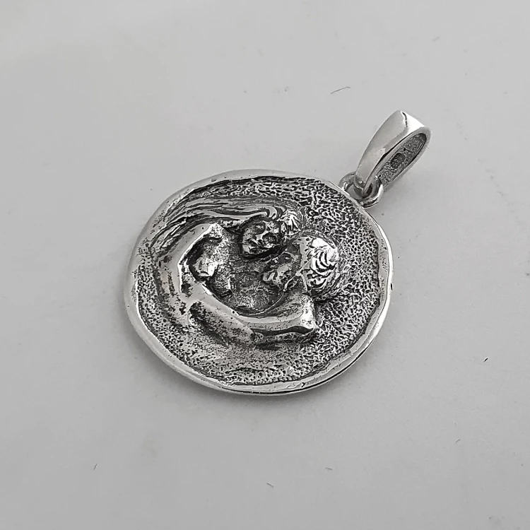 srebrna-zawieszka-zodiak-bliznieta-z-grawerem.webp