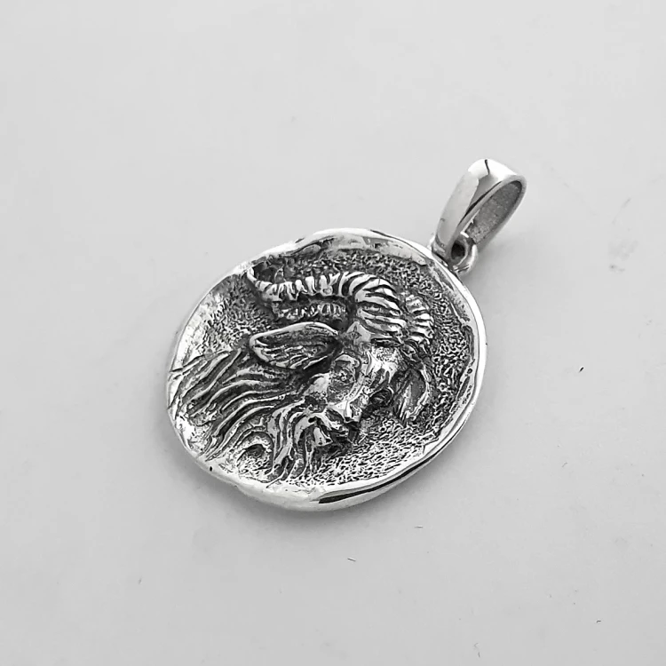 srebrna-zawieszka-zodiak-koziorozec-z-grawerem.webp