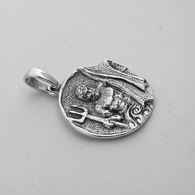 srebrny-wisiorek-znak-zodiaku-wodnik-personalizowany.webp