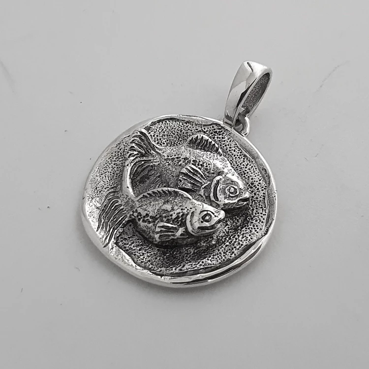 srebrna-zawieszka-zodiak-ryby-z-grawerem.webp