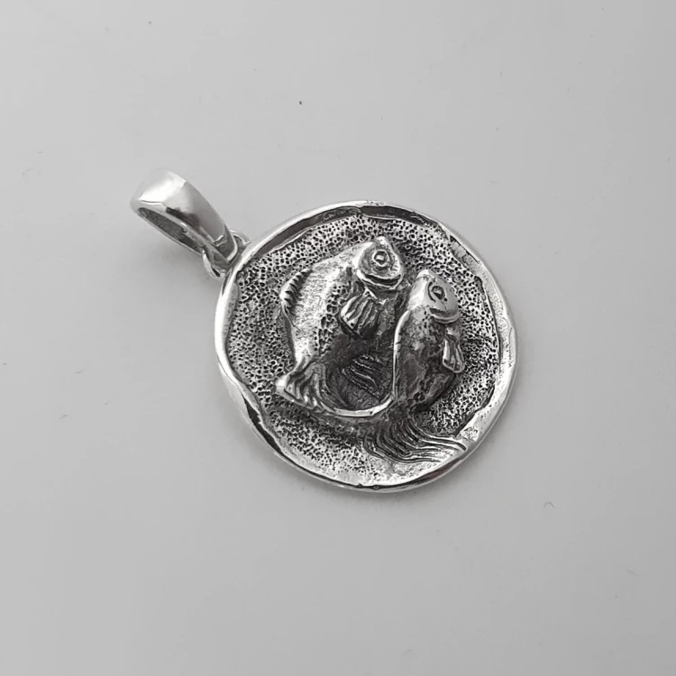 srebrny-wisiorek-znak-zodiaku-ryby-personalizowany.webp