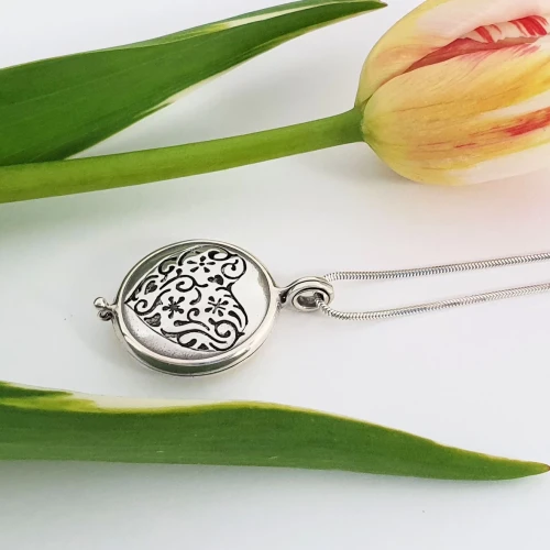 Srebrny sekretnik z serduszkiem otwierany wisiorek na zdjecie z grawerunkiem