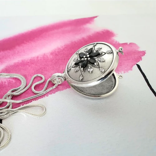 Srebrny sekretnik kwiatek z czarnymi cyrkoniami grawerunkiem