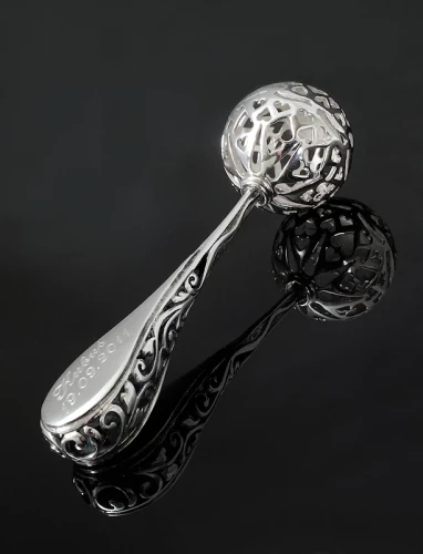 Srebrna grzechotka z grawerunkiem na prezent z okazji chrztu dla chłopca