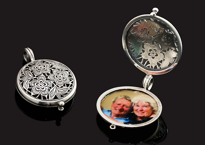 Otwierany wisior na zdjęcie - srebrny sekretnik Kwiatki