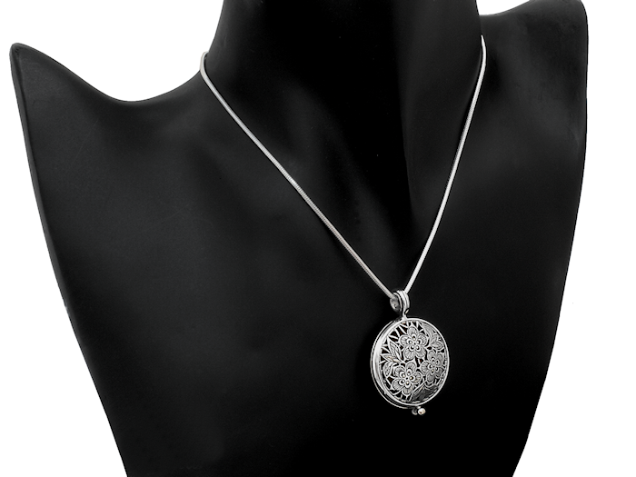 Otwierany naszyjnik - srebrny sekretnik ażurowe kwiatuszki z grawerunkiem