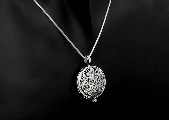 Grawerowany sekretnik ze srebra - medalion Kwiatki, ażur, grawer