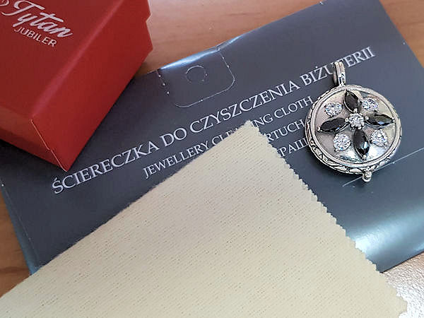 Jak dbać o biżuterię i ją przechowywać