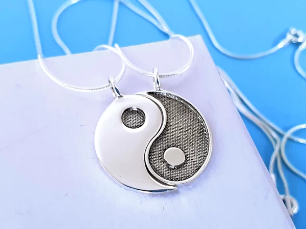 komplet dla pary yin yang - dwie połówki biała i czarna (oksydowana) z grawerunkiem 