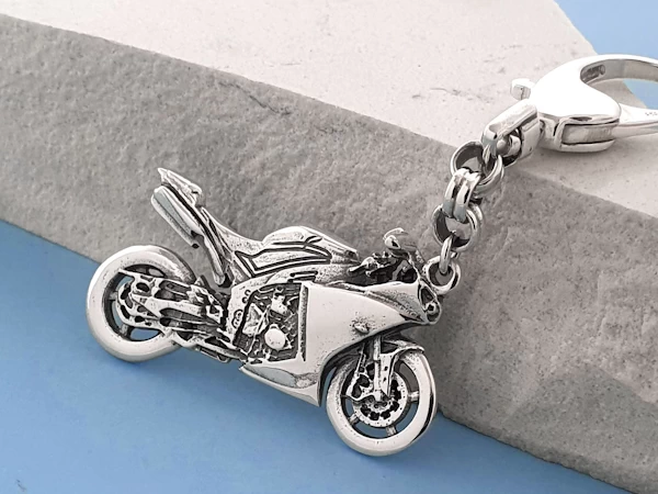 Srebrny breloczek motocykl typu ścigacz - solidny, oksydowany, z grawerunkiem