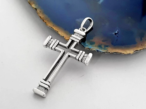 Drebrny krzyżyk - klasyczna męska zawieszka na łańcuszek