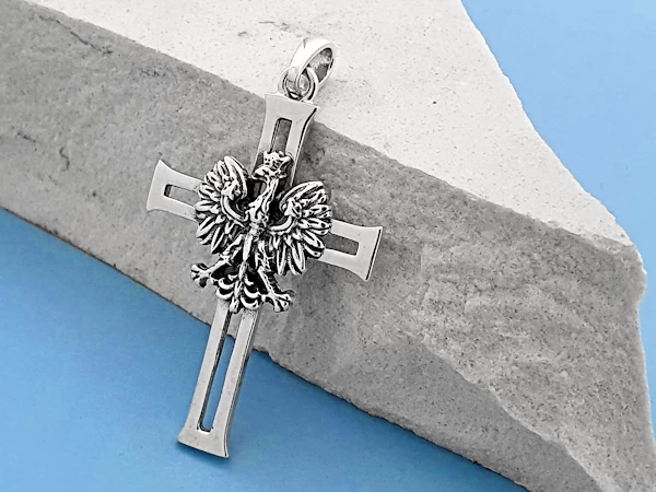 Srebrny Krzyżyk z Orłem Białym - zawieszka dla mężczyzny