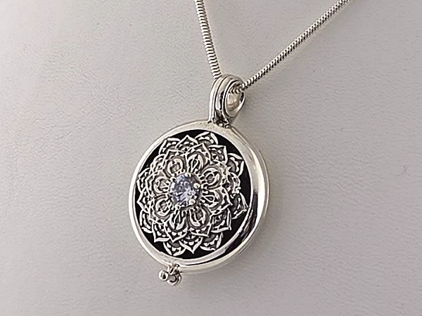 Srebrny sekretnik Mandala - otwierany wisiorek z cyrkonia - personalizowany prezent